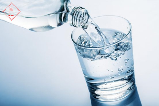 Uống nước lọc để giọng hát không bị khàn